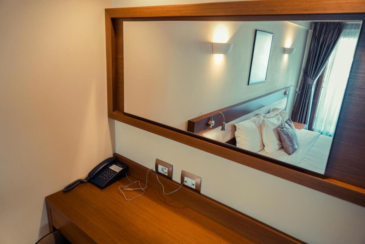 Center Hotel Гірокастра Екстер'єр фото