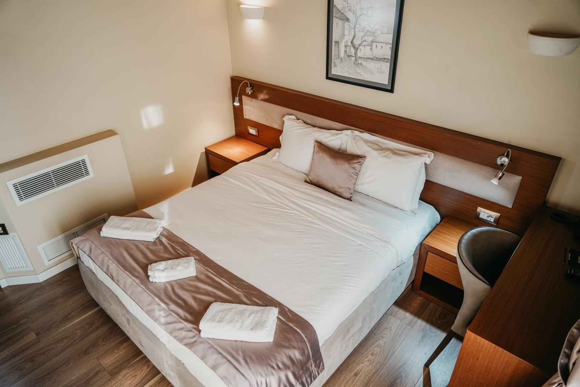 Center Hotel Гірокастра Екстер'єр фото