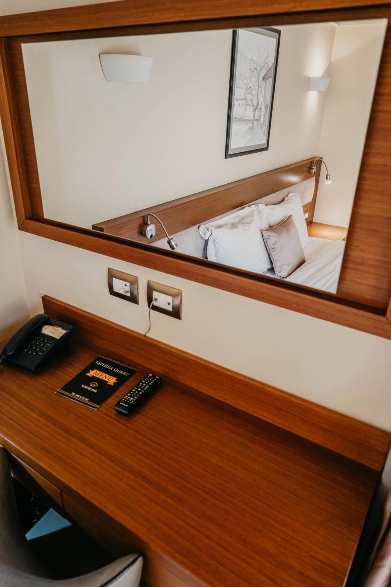 Center Hotel Гірокастра Екстер'єр фото